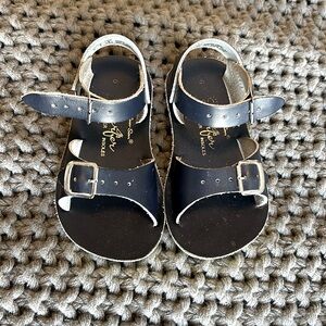 Sun sans surfers in navy